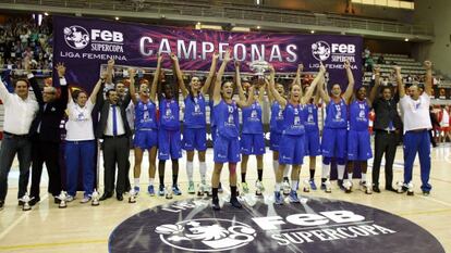 Las jugadoras del Perfumer&iacute;as Avenida celebran el t&iacute;tulo de la Supercopa de Espa&ntilde;a.