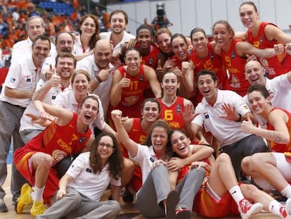 La selecci&oacute;n espa&ntilde;ola celebra la medalla de bronce