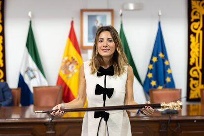 La popular Ana Mata muestra el bastón de mando de la ciudad tras convertirse en la primera mujer alcaldesa de Mijas (Málaga) este jueves.