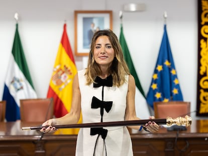 La popular Ana Mata muestra el bastón de mando de la ciudad tras convertirse en la primera mujer alcaldesa de Mijas (Málaga) este jueves.