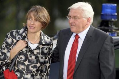 Frank Steinmeier, junto a su esposa, en una foto de archivo, en septiembre de 2009