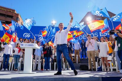 El líder del Partido Popular, Alberto Núñez-Feijóo, durante el acto del PP celebrado en la plaza de Felipe II, este domingo en Madrid.