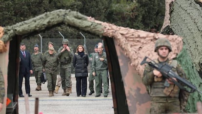 Cospedal amb diferents membres de l&#039;ex&egrave;rcit.