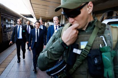 El presidente francés Emmanuel Macron, rodeado de personal de seguridad, a su llegada a la estación de Kiev (Ucrania).