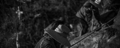 Dos hombres suben la primera cuesta de El espinazo del diablo. 