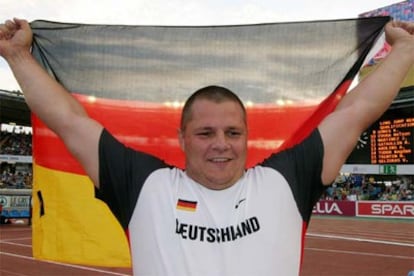 El alemán Ralf Bartels dio la sorpresa y se impuso por cuatro centímetros en el último tiro al bielorruso Andrei Mikhnevich.