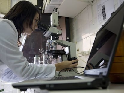 Becaria de un laboratorio de la Facultad de F&iacute;sicas de la Universidad de Santiago.