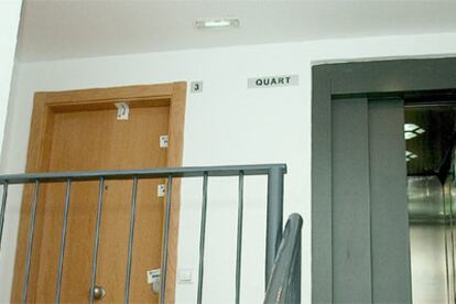 Puerta de acceso a la vivienda del barrio de Pardinyes de Lleida donde una mujer ha sido encontrada muerta.