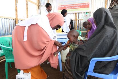 En 2017, durante la emergencia por la sequía, se registraron más de 23.000 casos de sarampión en Somalia, una cifra alarmante en comparación con años anteriores. En la imagen, el campo de desplazados internos de Beerta Muuri, Baidoa, región Bay.