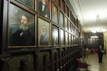 En primer término, el retrato de Joaquín Costa en una de las salas del Ateneo de Madrid.