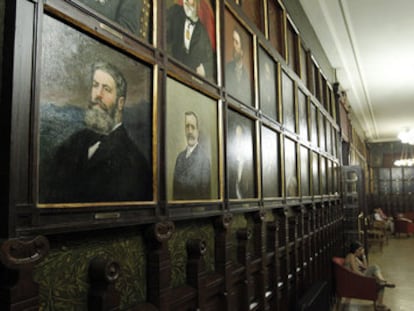 En primer término, el retrato de Joaquín Costa en una de las salas del Ateneo de Madrid.