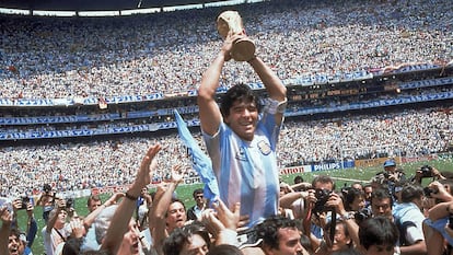 Maradona levanta a taça ao conquistar a Copa do Mundo de 1986 junto com a seleção da Argentina