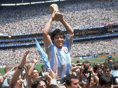 Maradona levanta a taça ao conquistar a Copa do Mundo de 1986 junto com a seleção da Argentina