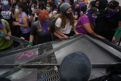 Frente al Palacio Nacional las mujeres lograron derribar los cercos metálicos.