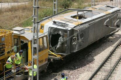 The Valencia metro train that was involved in the accident is removed by engineers.