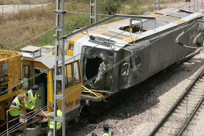 The Valencia metro train that was involved in the accident is removed by engineers.