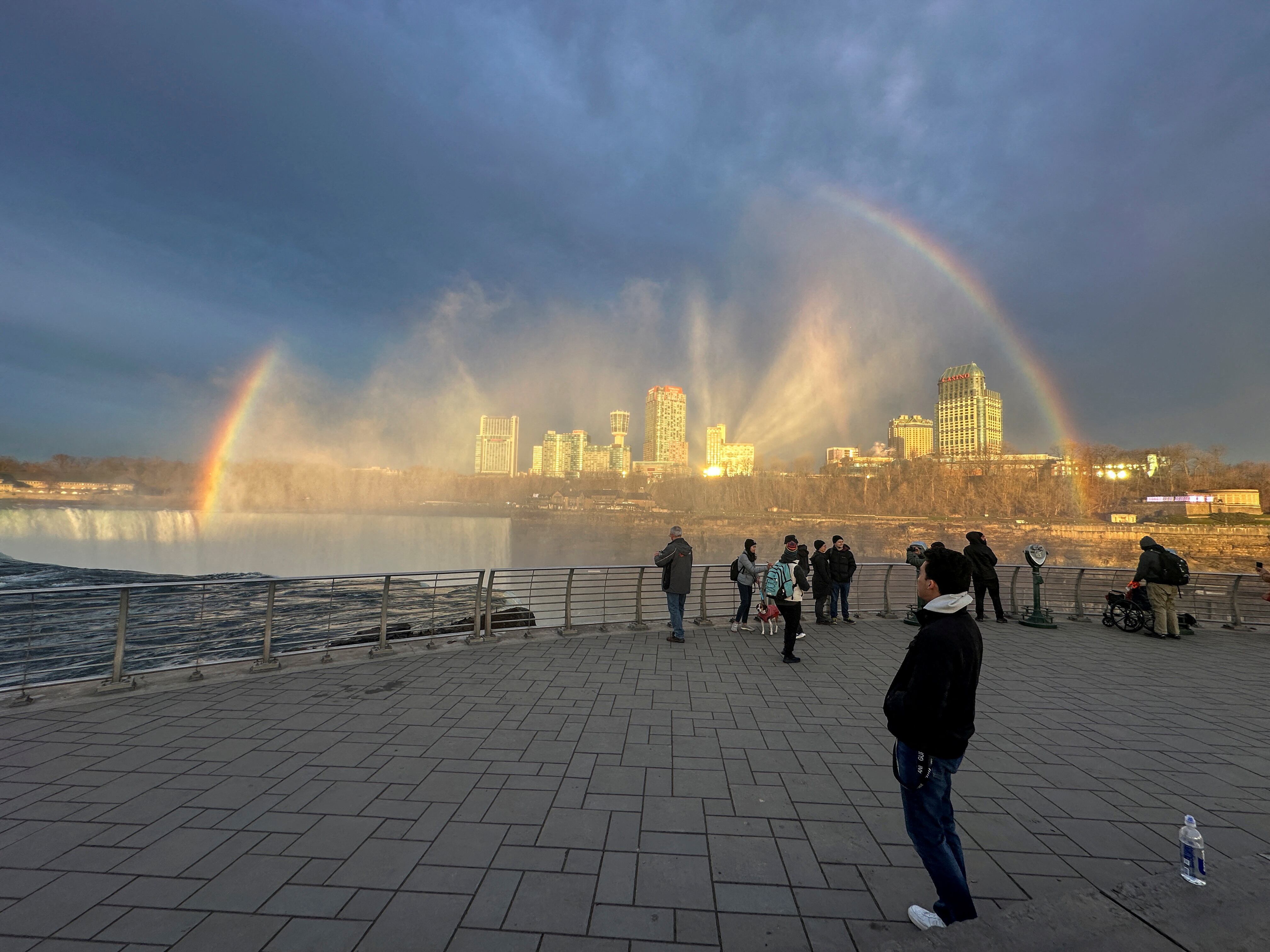 Un arcoíris se forma sobre las Cataratas del Niágara mientras la gente espera el eclipse solar en la mañana del 8 de abril de 2024. 