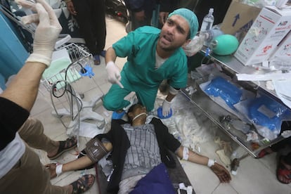 Un sanitario atiende a un herido en un hospital de Rafah, el 23 de enero.