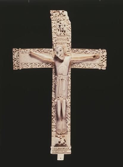 Crucifijo de marfil, del siglo XI. La pieza fue una donacíón de los reyes de León a la Colegiata con motivo del traslado de las reliquias de San Isidoro desde Sevilla.