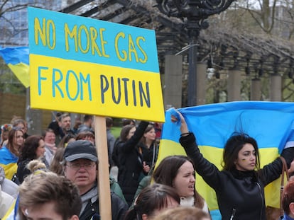 Manifestación en favor de Ucrania y en contra de la importación de gas de Rusia celebrada este domingo en Fráncfort.