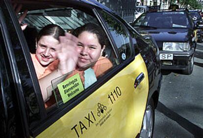 Dos niñas del Casal dels Infants del Raval en el taxi que las llevó ayer a Port Aventura.