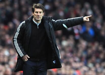 Laudrup gesticula durante un partido con el Swansea