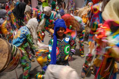 Un niño vestido como un diablo toma un descanso durante una celebración tradicional en La Guaira, Venezuela, el jueves. Con máscaras de animales y monstruos marinos, los residentes de todas las edades salieron a bailar en el ritual conocido como 'Diablos danzantes'.