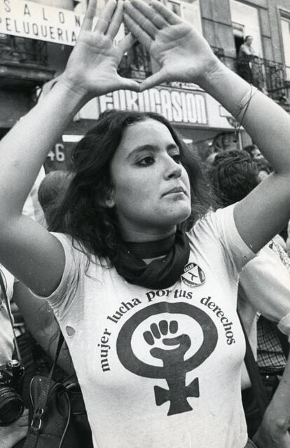 Una mujer hace el símbolo feminista en la manifestación en Madrid con motivo del Día Internacional del Orgullo Gay. Cerca de millar de personas participaron, convocadas por el Colectivo de Feministas Lesbianas de Madrid y el Frente de Liberación Homosexual de Castilla.