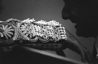 Detalle de la manga de la chaquetilla del traje de luces de un torero durante la Feria de Fallas de Valencia de 1989.