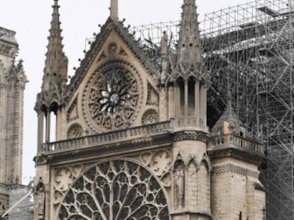 Los bomberos dan por extinguido el fuego, que ha quemado dos tercios de la techumbre de la catedral