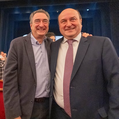 (Foto de ARCHIVO)
El portavoz del PNV en el Congreso, Aitor Esteban (i), y el presidente del EAJ-PNV, Andoni Ortuzar (d), durante la gala de los Premios Sabino Arana 2024, en el Teatro Arriaga, a 26 de enero de 2025, en Bilbao, Vizcaya, Pas Vasco (Espa?a). Los Premios Sabino Arana reconocen y distinguen categoras que van desde la promocin y defensa de la cultura vasca, su contribucin a mejorar la imagen de los vascos en el mundo a travs de su participacin en la economa, el deporte, o en proyectos cooperativos o acciones de cualquier ndole, el fomento de los valores de la paz, igualdad y convivencia, y su dedicacin y constancia a lo largo de toda su vida profesional, entre otros.

I?aki Berasaluce / Europa Press
26 ENERO 2025;PREMIOS;VASCOS;CONTRIBUCI?N;CULTURA;ECONOM?A
26/1/2025