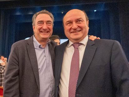 (Foto de ARCHIVO)
El portavoz del PNV en el Congreso, Aitor Esteban (i), y el presidente del EAJ-PNV, Andoni Ortuzar (d), durante la gala de los Premios Sabino Arana 2024, en el Teatro Arriaga, a 26 de enero de 2025, en Bilbao, Vizcaya, País Vasco (España). Los Premios Sabino Arana reconocen y distinguen categorías que van desde la promoción y defensa de la cultura vasca, su contribución a mejorar la imagen de los vascos en el mundo a través de su participación en la economía, el deporte, o en proyectos cooperativos o acciones de cualquier índole, el fomento de los valores de la paz, igualdad y convivencia, y su dedicación y constancia a lo largo de toda su vida profesional, entre otros.
Iñaki Berasaluce / Europa Press
26 ENERO 2025;PREMIOS;VASCOS;CONTRIBUCIÓN;CULTURA;ECONOMÍA
26/1/2025