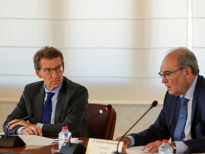 El líder del PP, Alberto Núñez Feijóo junto al presidente de Ascer, Vicente Nomdedeu durante la reunión mantenida este viernes en Castellón.