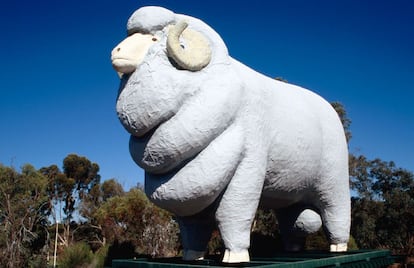 En el 'outback' de Australia las 'big things' (cosas grandes) suponen una distracción entre tanta carretera interminable. El carnero gigante de Wagin es una de ellas y tiene siete metros de altura y 15 de longitud.