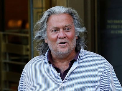 Steve Bannon deixa um tribunal de Nova York, numa imagem de arquivo.