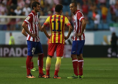 Los brasileños Baptistao, Neymar y Miranda charlan al final del partido