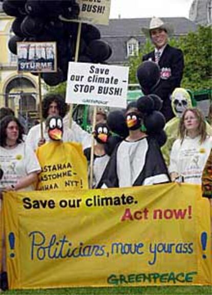 Activistas de Greenpeace protestan en la cumbre de Bonn.