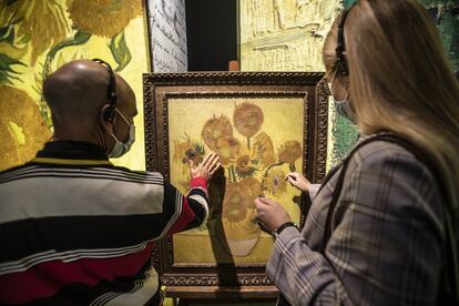 El cuadro de 'Los girasoles' se ha reproducido en tres dimensiones para que los visitantes puedan tocarlo.