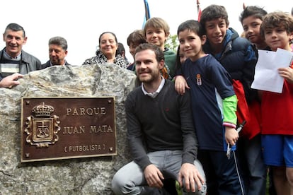 El futbolista español del Chelsea Juan Mata, durante la inauguración del parque que lleva su nombre, emplazado en el barrio de Buenavista,