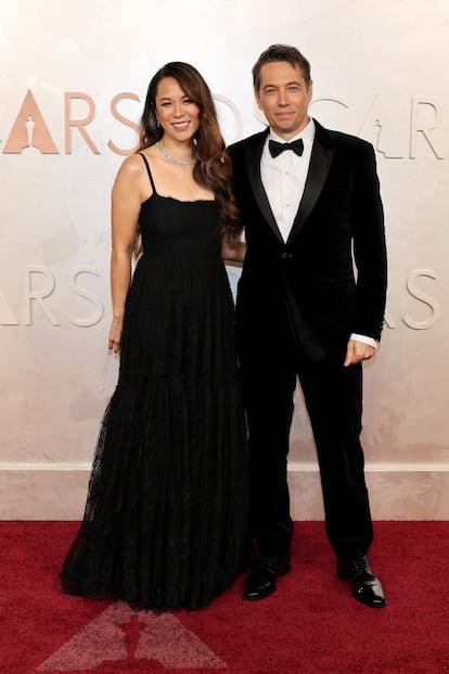 Todo al negro para ganar. La productora Samantha Quan, junto a su marido, el director Sean Baker. Su película, 'Anora', mereció el Oscar a mejor dirección, mejor película, mejor guion original y montaje, además del de mejor actriz para Mikey Madison.