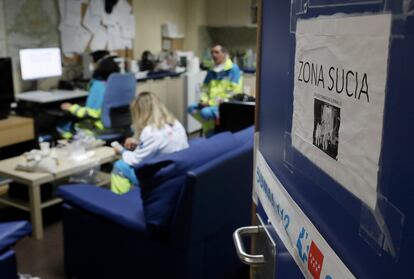 Zona de descanso de los sanitarios de la ambulancia 24 del Summa, en un ambulatorio de Leganés, Madrid.