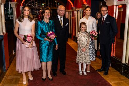 La princesa Sofía, la reina Silvia, el rey Carlos Gustavo, la princesa Estelle, la princesa heredera Victoria y el príncipe Daniel de Suecia asisten a un concierto organizado por Lilla Akademien, una escuela de música para niños, en el Teatro Vasa el 13 de febrero 2020 en Estocolmo. 