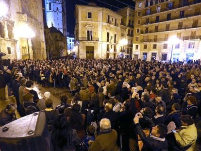 Concentraci&oacute;n en la plaza de la Virgen de Valencia para exigir justicia para las v&iacute;ctimas del accidente metro de 2006.