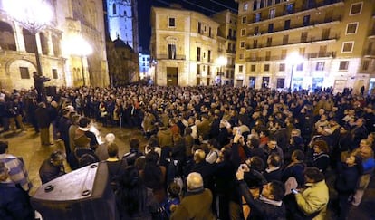 Concentraci&oacute;n en la plaza de la Virgen de Valencia para exigir justicia para las v&iacute;ctimas del accidente metro de 2006.