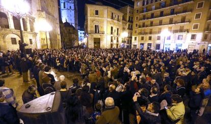 Concentración en la plaza de la Virgen de Valencia para exigir justicia para las víctimas del accidente metro de 2006.