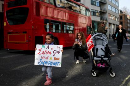 Lourdes, de tres años, sujeta un cartel durante la marcha feminista en Londres (Reino Unido). 