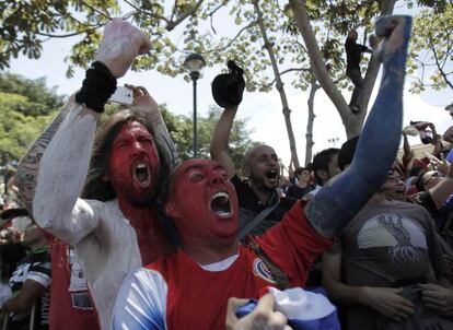 Aficionados costarricenses celebran el gol de Ruiz en la Plaza de la Democracia.