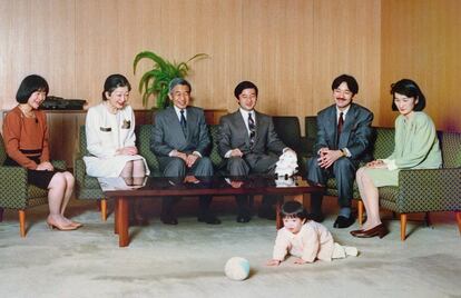 Foto de archivo de los miembros de la familia real japonesa, con el emperador y emperatriz y sus tres hijos: el príncipe heredero Naruhito, junto al emperador Akihito; su hermano menor Fumihito y su esposa Kiko; y su hermana Sayako (a la izquierda). El bebé es la princesa Mako, hija mayor de Fumihito.
