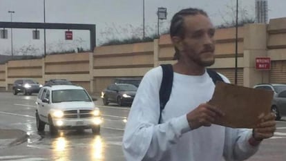 Delonte West pide limosna en una calle de Dallas.