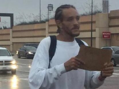 Delonte West pide limosna en una calle de Dallas.